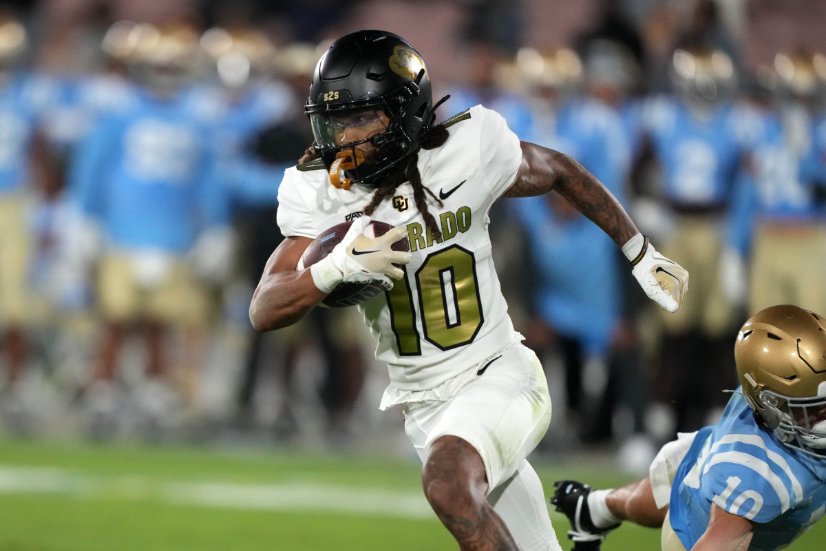 Colorado Buffaloes wide receiver Xavier Weaver (10) carries the ball against the UCLA Bruins in the second half at Rose Bowl. UCLA defeated Colorado 28-16